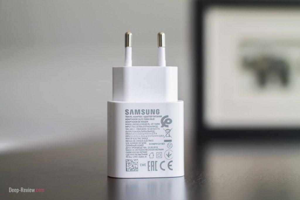 как выглядит зарядное устройство блок питания от Samsung Galaxy A70