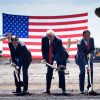 сотрудники Foxconn и президент США закладывают фундамент завода