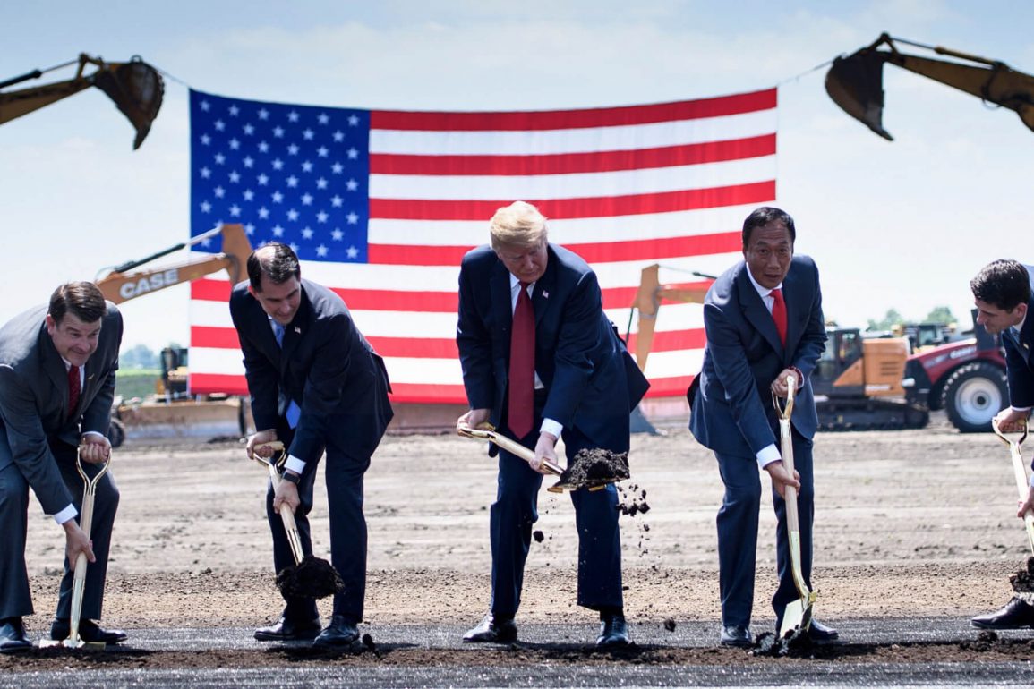 сотрудники Foxconn и президент США закладывают фундамент завода