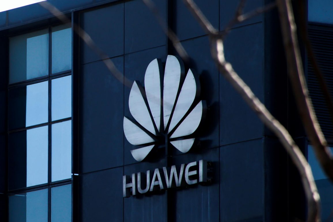 Huawei уволит сотни сотрудников в США