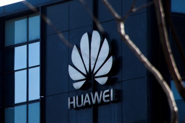 Huawei уволит сотни сотрудников в США