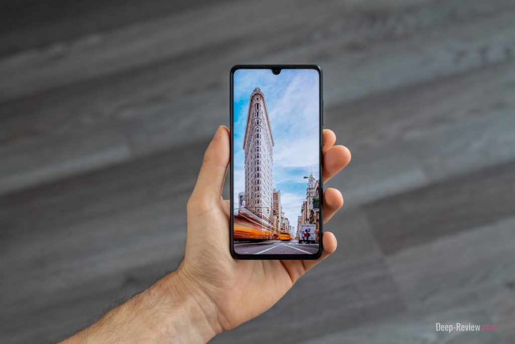 Дизайн Huawei P30 спереди